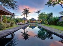 Villa Belong Dua, Piscina y Jardín